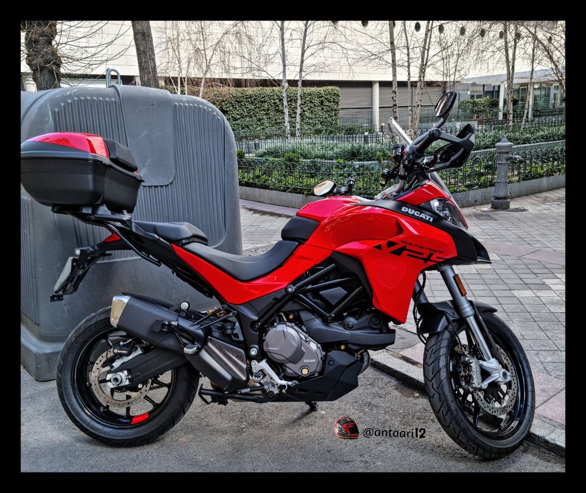 antoari12's tweet photo. Motos en la calle-183 #2023PrimaveraMadrid🌦️ Bikes on the street-183 #2023SpringMadrid🌤️ #Multistrada #Ducatimultistrada #V2S #DucatimultistradaV2S #Ducati #Ducatibikes #Ducati4life #Ducatipeople
#Ducatisti #Ducatisti #Ducatiofinstagram #instaducati
#Ducatinsta #Ducaticatife https://t.co/dpCNntBEpI