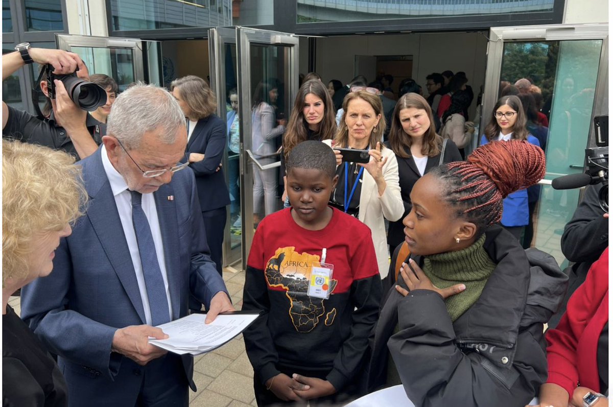 I met Austrian President @vanderbellen for the #Vienna30 youth event, and I expressed my grave #HumanRights concerns over @TotalEnergies EACOP pipeline in Uganda and Tanzania. 

It is displacing over 100.000 citizens and putting water for 40 million people at risk.