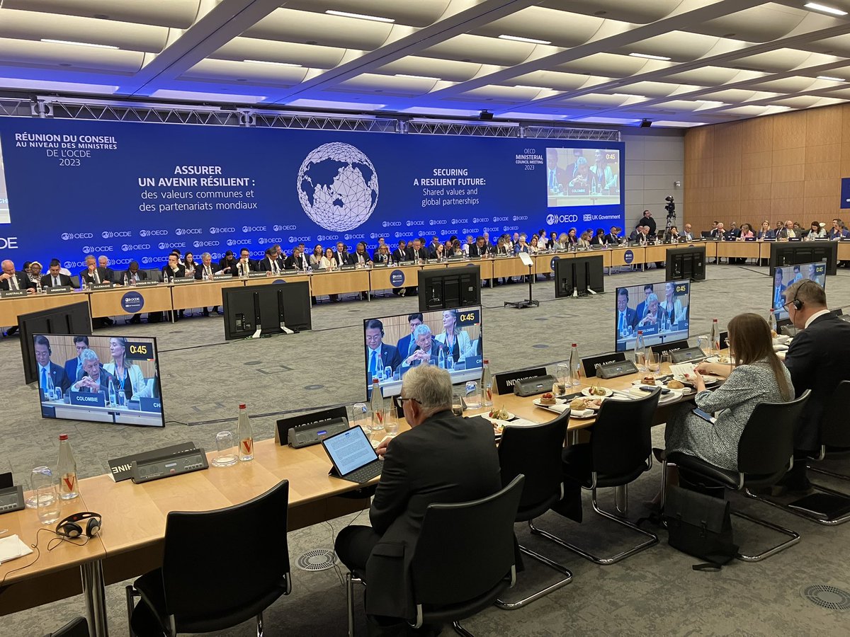 .@OECD #MCM underway, topic of the session: global economic outlook and especially women’s economic empowerment. More equal participation of women in the labour force could increase OECD GDP by a whopping 9%. Globally, it could bring 25 trillion (!!) more to the economy.