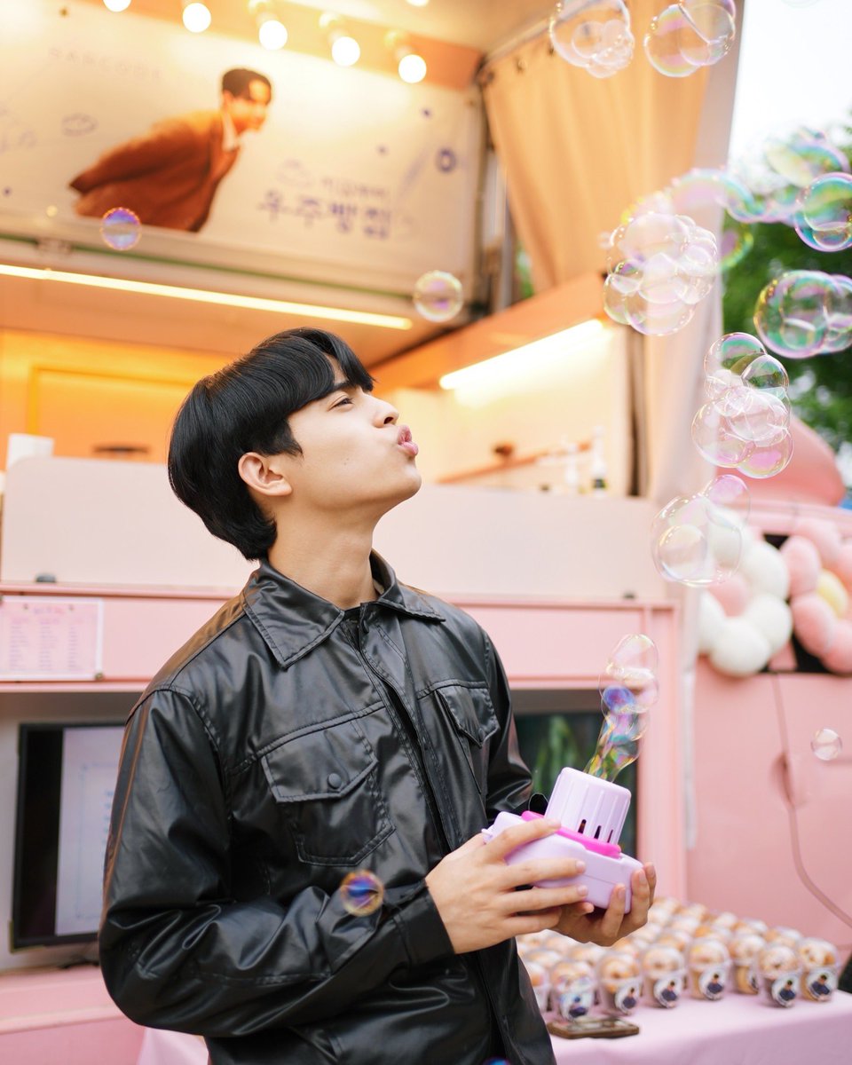 beoncloud_th's tweet photo. ปู๊น ปู๊น Food truck มาส่งแล้ว 🚚🍩 ขอบคุณแฟน ๆ ที่ส่งของอร่อย ๆ มาให้บาร์โค้ด @barcodetin นะค้าบบ 🤎✨
#WujuReporter
#SendLoveToWuju
#WujuBakery @Hanyang_int https://t.co/tEfyXVI4dO
