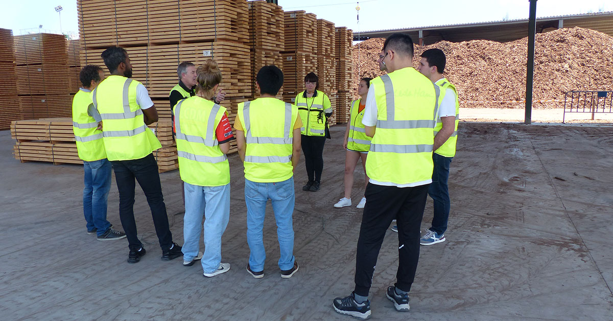 Baskegur's tweet photo. 📌 Alumnos y alumnas del Máster en Ingeniería de la Construcción de la @upvehu han visitado las instalaciones de #Ebaki, en Muxika. Los estudiantes han conocido los procesos y productos de esta empresa de transformación de la madera y líder en el mercado de la madera aserrada. https://t.co/4D3KDnn2Mf