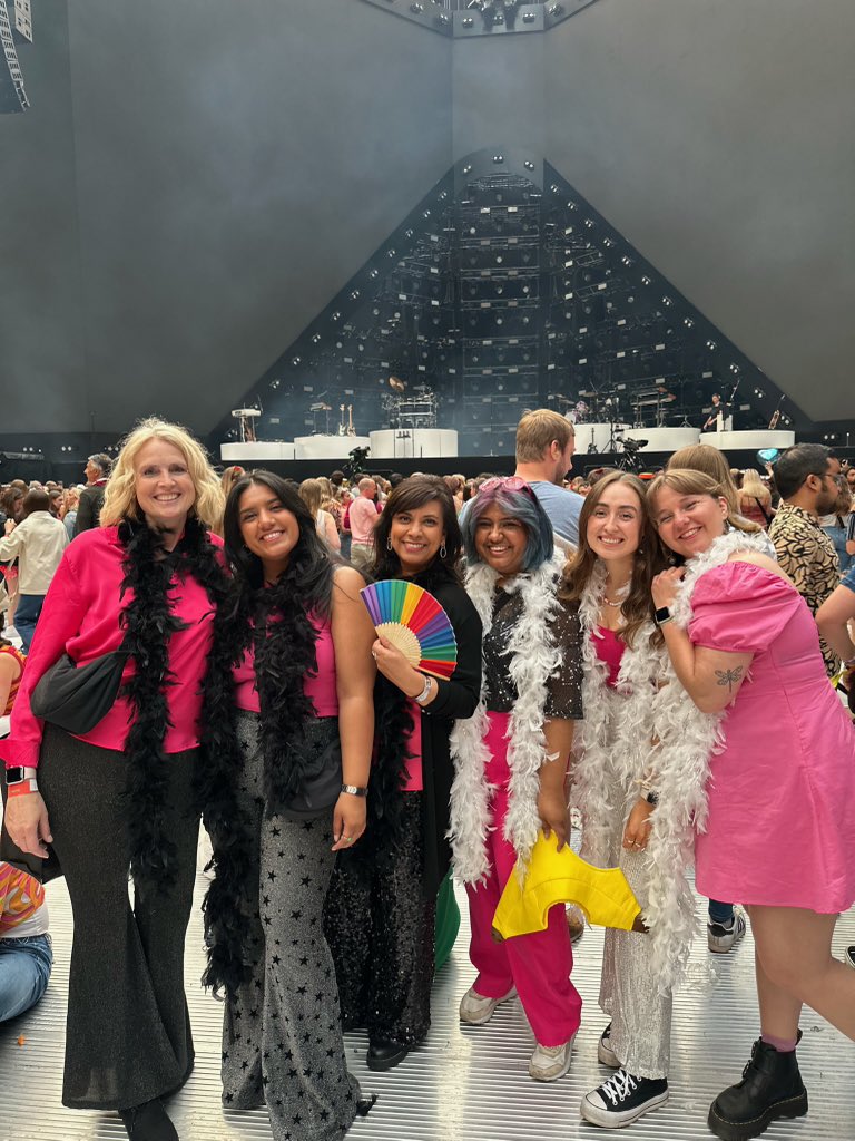 took our mums to see harry 🥹🤍