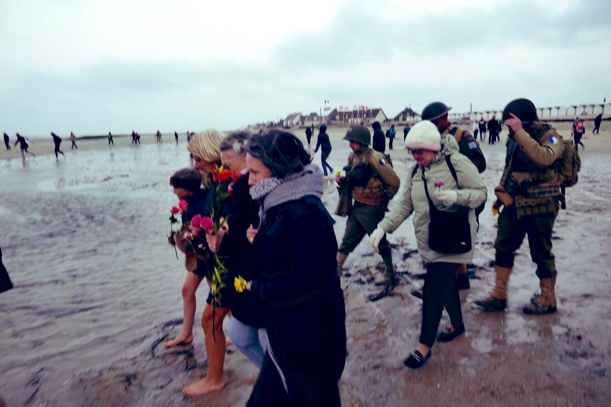 On se sent un peu chez nous à la #MaisondesCanadiens de <a href="/BernieresSurMer/">Bernières-Sur-Mer Actu</a>. Réunis pour la cérémonie de la lanterne, nous avons marché vers le large pour apporter la lumière à ceux n’ont jamais pu mettre le pied sur la plage…  
#DDay79 #WW2 #LestWeForget #LeCanadaSeSouvient 🍁