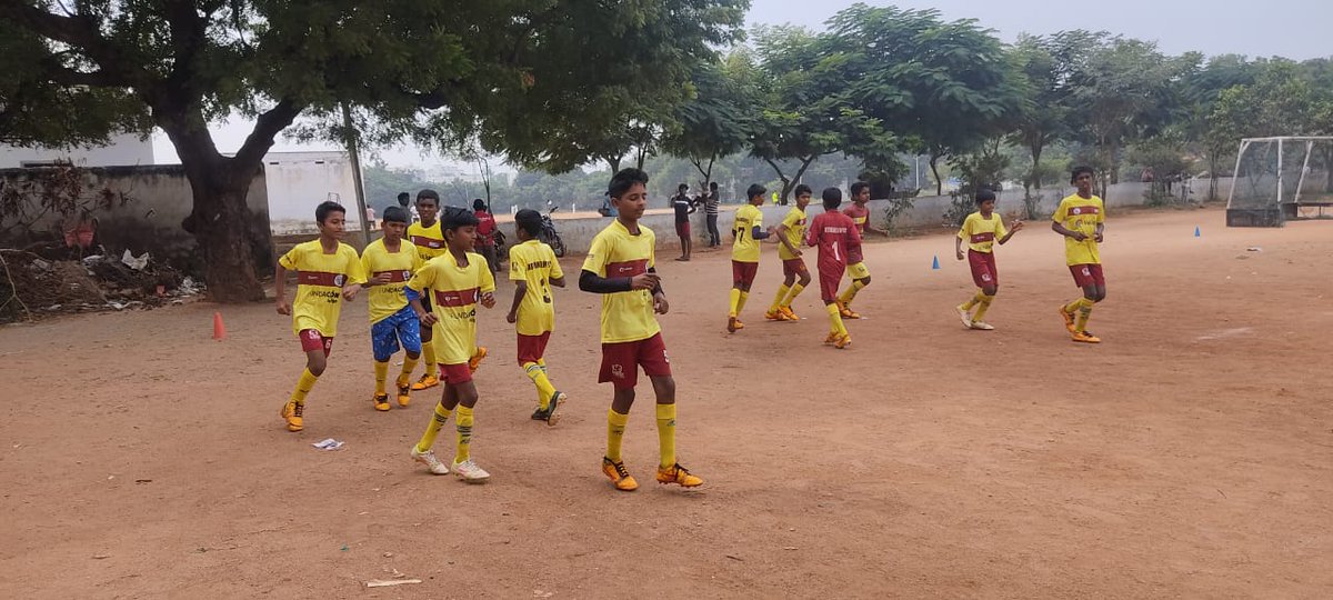 FundacionLaLiga's tweet photo. 🇮🇳⚽️😊📚

Continúan las acciones formativas y deportivas en Anantapur, India, de mano de la @fvicenteferrer. 💛

Formación ➕ fútbol ➕ lectura

@ASA_RDT   🤲🏾 https://t.co/FPgtrZ53le