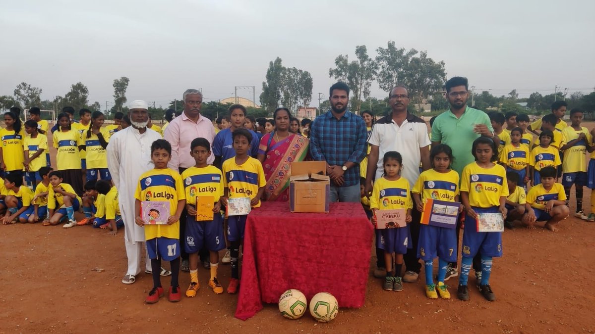 FundacionLaLiga's tweet photo. 🇮🇳⚽️😊📚

Continúan las acciones formativas y deportivas en Anantapur, India, de mano de la @fvicenteferrer. 💛

Formación ➕ fútbol ➕ lectura

@ASA_RDT   🤲🏾 https://t.co/FPgtrZ53le