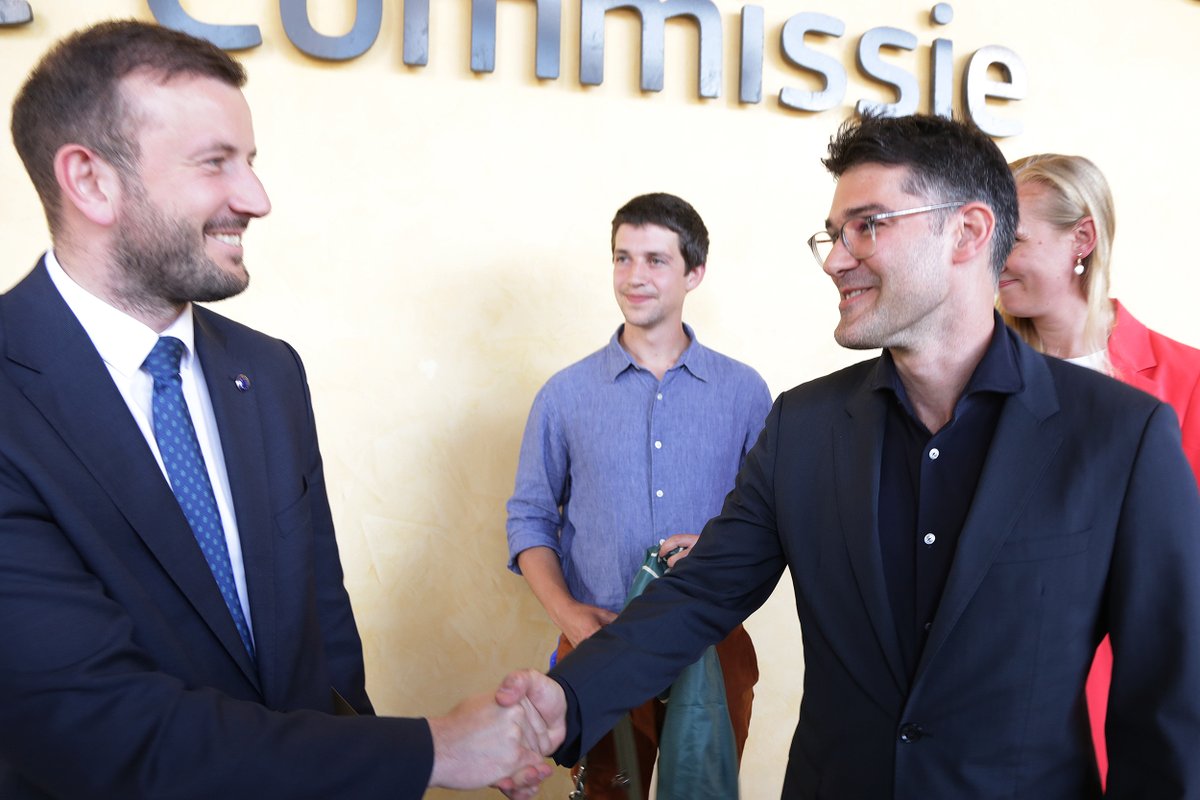 alessioborrello's tweet photo. Great moments with incredible FACE Members and colleagues as we handover +360k hunters' signatures to the Environmental Commissioner, advocating for #RestoreNature. Together we're making a powerful statement @FACEforHunters @VSinkevicius @EU_ENV #SignForHunting https://t.co/rzP3xzJvCC