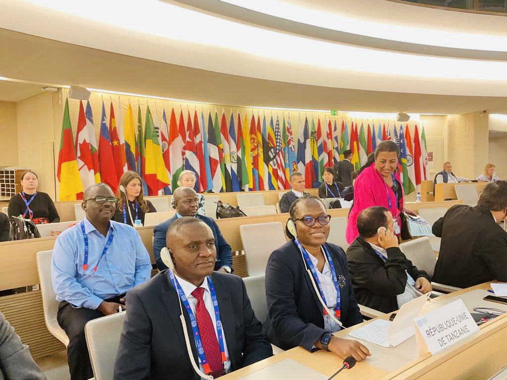 Mkutano wa #ILO unaendelea  na Tanzania 🇹🇿imewakilishwa na Viongozi mbalimbali toka Serikalini, Vyama Vya Wafanyakazi na Waajiri. Mbele kulia ni Bi. Susan Ndomba Mkurugenzi <a href="/ATE/">Ate</a>  na Bw. Kashimba Mkurugenzi #PSSF, nyuma Dr Mduma Mkurugenzi #WCF, ni  Masha Mshomba Mkurugenzi #NSSSF