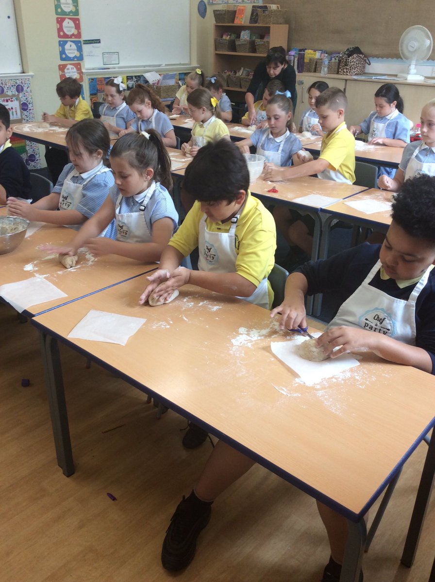 MrsMuirhead5's tweet photo. A fantastic morning making Anglo-Saxon style maslin bread 🥖 @appleofmyeyepl @PinehurstP #PinehurstDT https://t.co/27TrsDVLrf