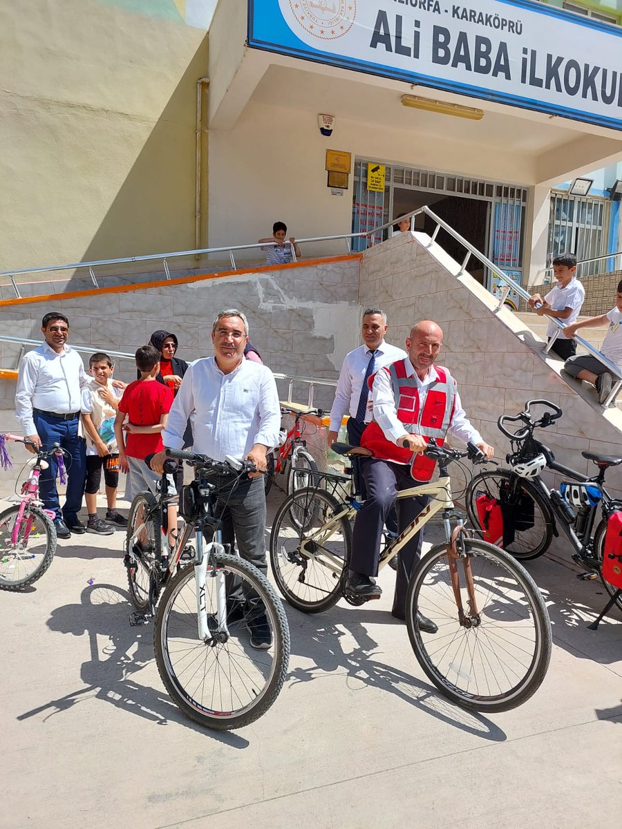 urfaisgb's tweet photo. Çevre haftasi kutlamalari cercevesinde Ali Baba İlkokulu etkinliklerine İl ve ilçe şube müdürlerimiz ile Il İlçe İSGB olarak katilim sagladik temiz cevre temiz dunya elinize saglik çocuklar @Yusuf__Tekin @OzilLevent @ozkan_meb @tcmeb @valisalihayhan @sanliurfammem63 @Fthkinaci https://t.co/KEWpOeGNDn