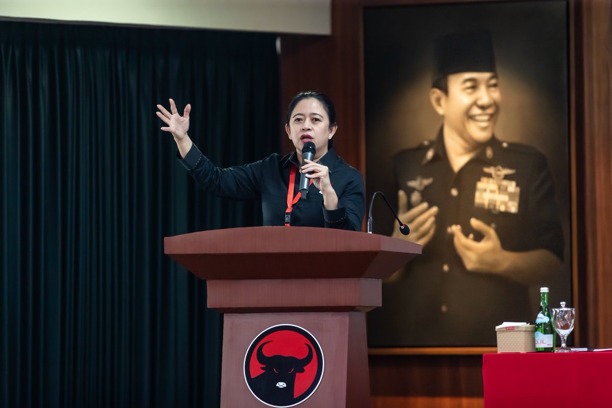 puanmaharani_ri's tweet photo. Hanya ada satu jalan menuju kemenangan, jalan itu adalah kerja bersama. Kita harus fokus pada kerja di depan mata. Kerja untuk rakyat, jangan sibuk ribut sendiri. Kerja untuk perjuangan ideologis kita memajukan Indonesia. https://t.co/hNxYaUzXHf