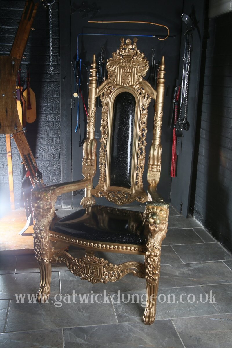 Everyone loves the throne at the Gatwick Dungeon.  🥰  gatwickdungeon.co.uk 

#dungeonhire #Throne #gatwickdungeon #adultfun