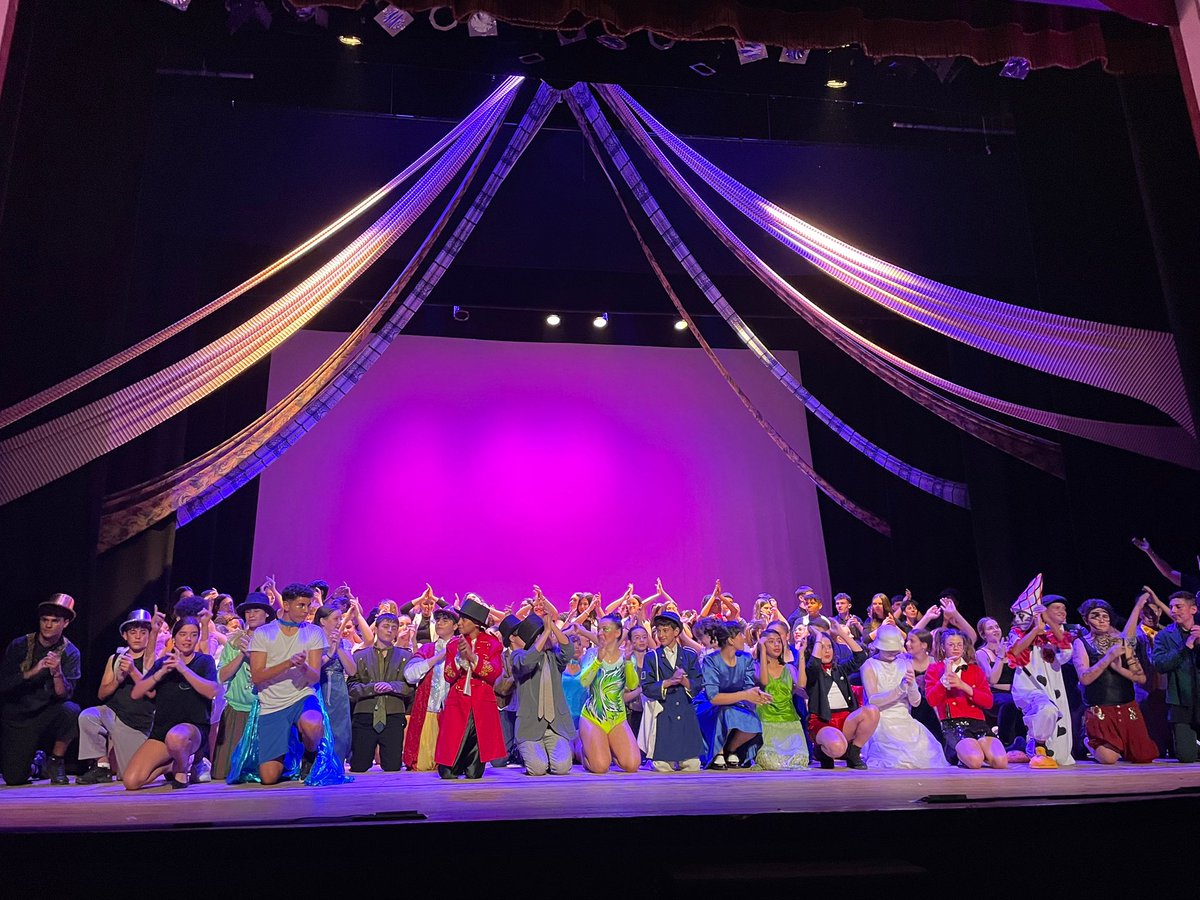 InstitutBiM's tweet photo. El circ dels possibles... Per impossible que pugui semblar, ho vam tornar a fer realitat: més de 150 alumnes i professors implicats en aquesta meravellosa obra; tot un curs de feina de teatre, dansa, banda de música, costura, escenografia i debut de la BIM BIG BAND! Una joia! https://t.co/7rDJVEOAAN