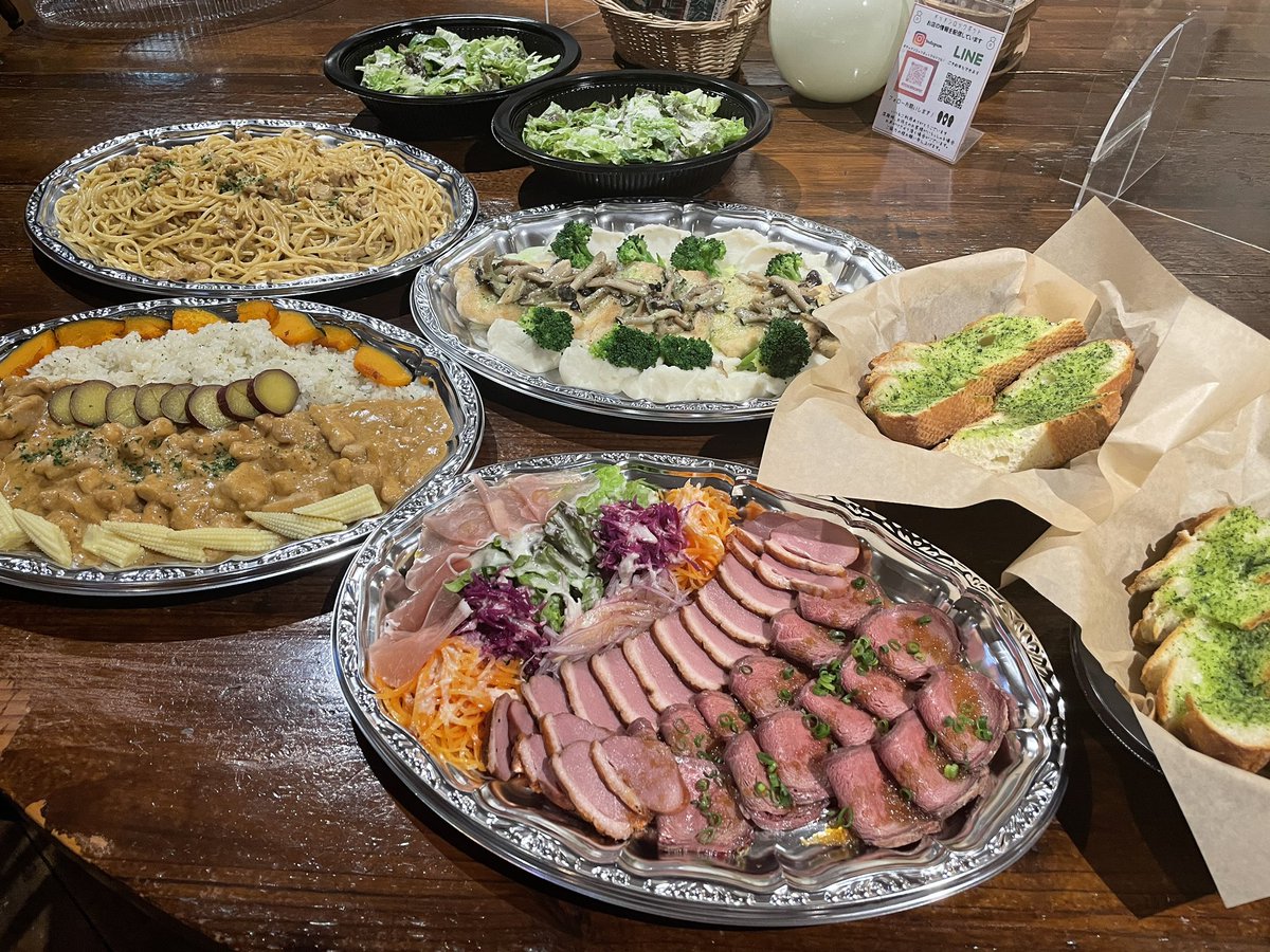 kitchenrockpot's tweet photo. お家でパーティ！
コース料理のテイクアウトできます(要予約)。画像はお手軽スタンダードコースを4人前。ちょっと贅沢なアニバーサリーコースもご用意しております。 https://t.co/wEkYLTvJb8