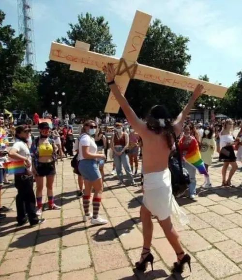 Ricordo Gesù Cristo coi tacchi al #RomaPride. Fa bene #Rocca a revocare il #patrocinio. 
Davvero i #diritticivili si ottengono insultando milioni di religiosi?
Perché non fanno lo stesso con #Maometto per denunciare le impiccagioni di #gay in Iran?
#7giugno #gaypride #LGBTQIA