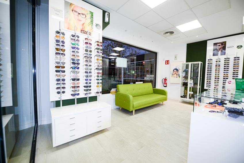 VillalbaenP29's tweet photo. En ópti.k #Villalba cuidan de tu #salud visual y auditiva y puedes encontrarlos en sus instalaciones del #P29deVillalba. Gran variedad en monturas y descubrirás que unas #lentes de calidad no está reñido con un precio competitivo. #óptica #gafas #oídos. https://t.co/FsGQuafDFu https://t.co/hFtmxwWM1W