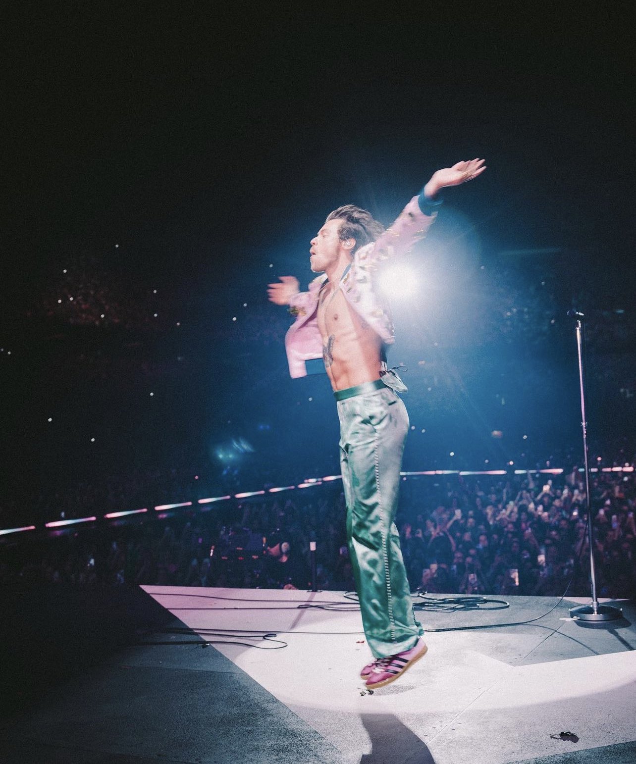 HARRY　TOUR 2016 TURNING TIME AROUND Harry Styles turns 30! From X Factor teen heartthrob to