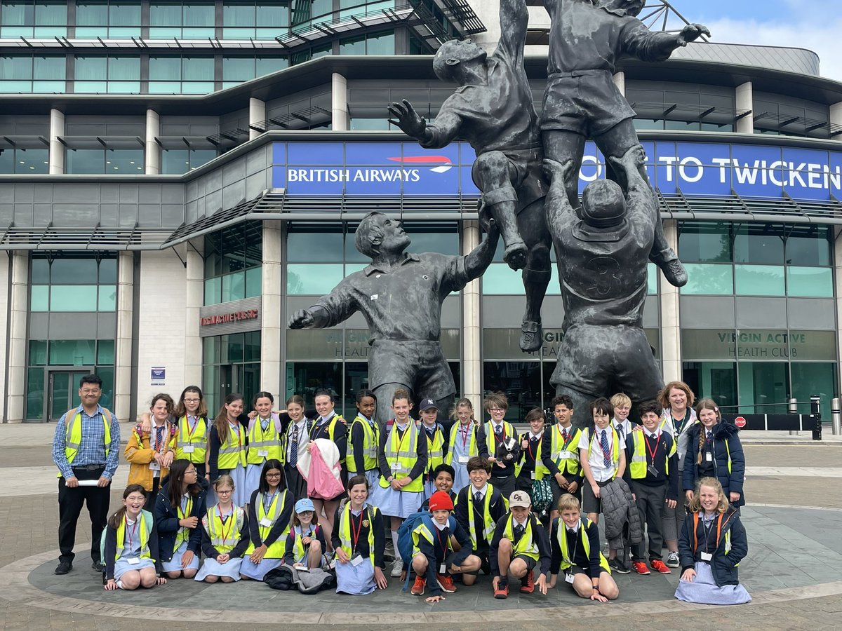 Y6 are visiting the Twickenham Beekeepers Association and deepening their knowledge of Living Things and their Habitats, learning all about bees, starting with the genders of honeybees! 
They also paused for a quick photo op outside Twickenham stadium!