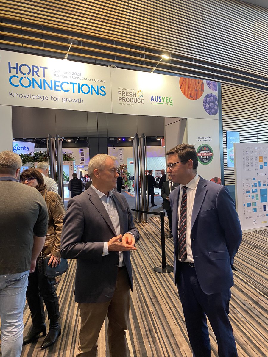 RundleTom's tweet image. Informative day at #hortcon23 with over 3000 delegates sharing ideas, new products and way forward. Challenges and opportunities discussed with grower and supply chain power , ‘food medicine’ developments and @ANZ_AU latest Greener pastures 2 paper delivered by @bennett2_mark
