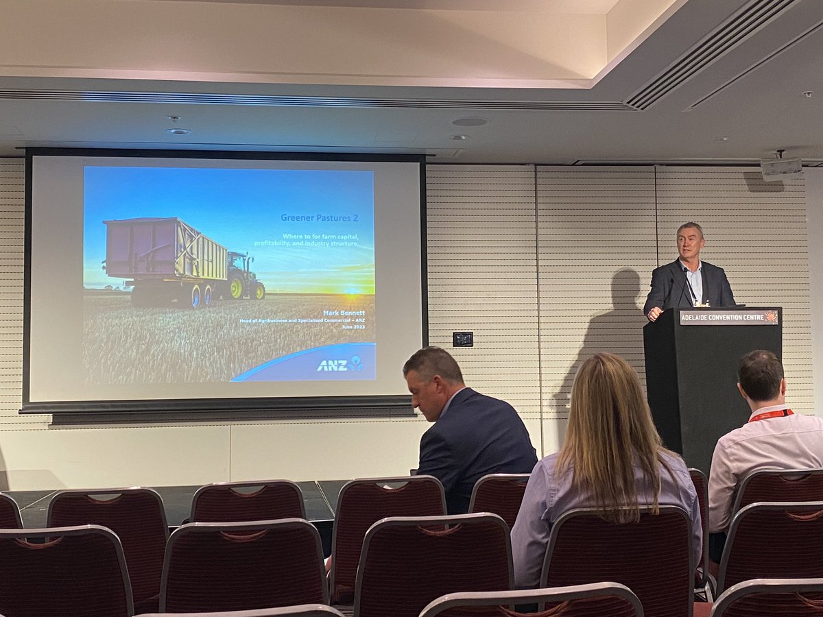 RundleTom's tweet image. Informative day at #hortcon23 with over 3000 delegates sharing ideas, new products and way forward. Challenges and opportunities discussed with grower and supply chain power , ‘food medicine’ developments and @ANZ_AU latest Greener pastures 2 paper delivered by @bennett2_mark