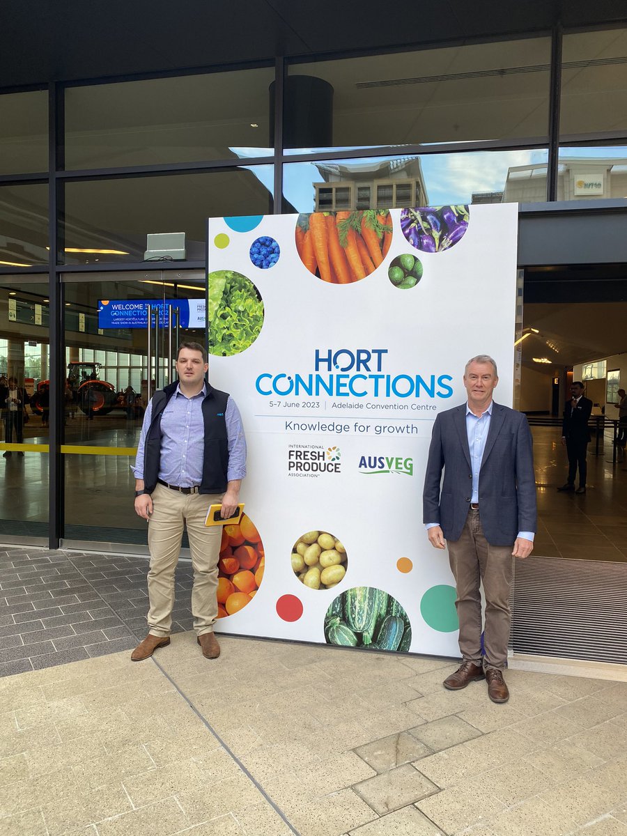 RundleTom's tweet image. Informative day at #hortcon23 with over 3000 delegates sharing ideas, new products and way forward. Challenges and opportunities discussed with grower and supply chain power , ‘food medicine’ developments and @ANZ_AU latest Greener pastures 2 paper delivered by @bennett2_mark