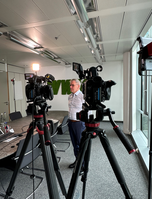 mark_stur's tweet photo. Kameras, Mikrofone und Action! Ein aufregender Videodreh mit unserem Kunden WWK. Vielen Dank an Werner Rothleitner, der gleich bei der ersten Aufnahme so professionell Rede und Antwort stand. Wir sind gespannt auf das Endergebnis und bedanken uns für die Gastfreundschaft. https://t.co/OuwrChaA0E