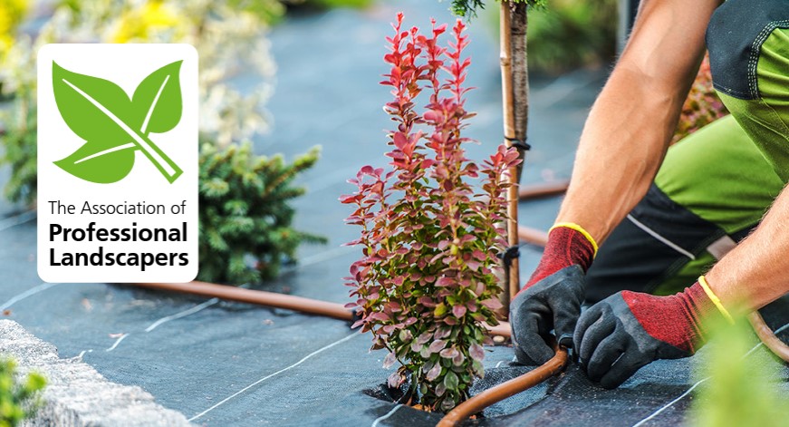 We have a new guide for landscapers to share with their consumers on potential/existing hosepipe bans 💧

The guide provides customers with guidance around the hosepipe bans and will help them understand what they can and can’t do.

Download it here: bit.ly/3IOKinP