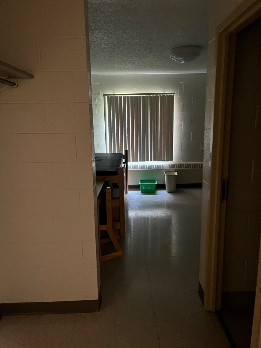 TimeYouOwe's tweet photo. depressing ahh dorm room https://t.co/qtZQnbl9lX