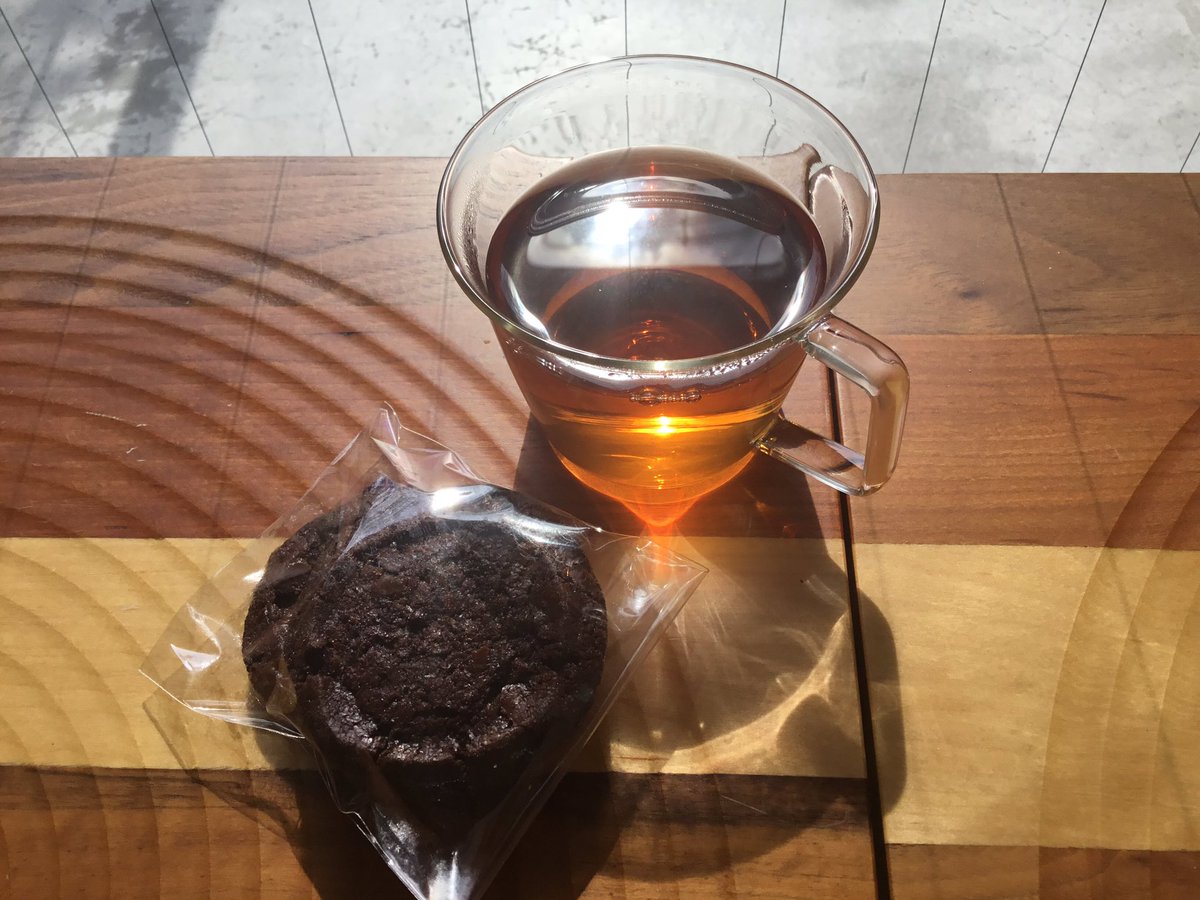 GrovingBase's tweet photo. お疲れ様です!
今日のGROVING BASEでは焼菓子を提供している
youさんのプレオープン日でした🍪
2階のキッチンスペースでは、美味しそうなお菓子の匂いに釣られて、会員さんは続々とおやつタイムに突入中☕️
14日からは一般の方も食べていただけるとのことです🍞
#京都カフェ #焼菓子 #grovingbase https://t.co/cFt1Vwnd1a