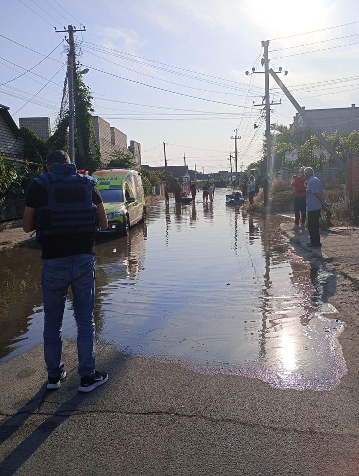 Апдейт по ситуації в Херсоні (ТРЕД)

Усі, хто чекає купу людей і у різних містах - не поспішайте. У місті мало хто горить бажанням евакуюватись, хоч і для цього є усі можливості. План багатьох - перечекати наплив води у шелтарах у високих районах міста і за певний час повернутись