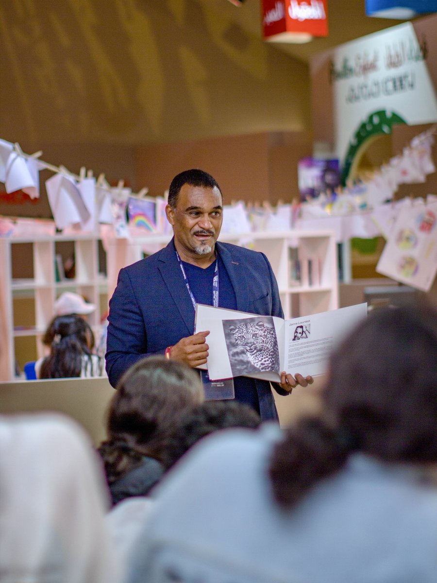 C’est un honneur d’être au Salon International de l’Edition et du Livre qui a lieu en ce moment à Rabat. #echanger #rencontrer #presenter #amazinggabonthebook #Gabon #maroc #livre #Rabat