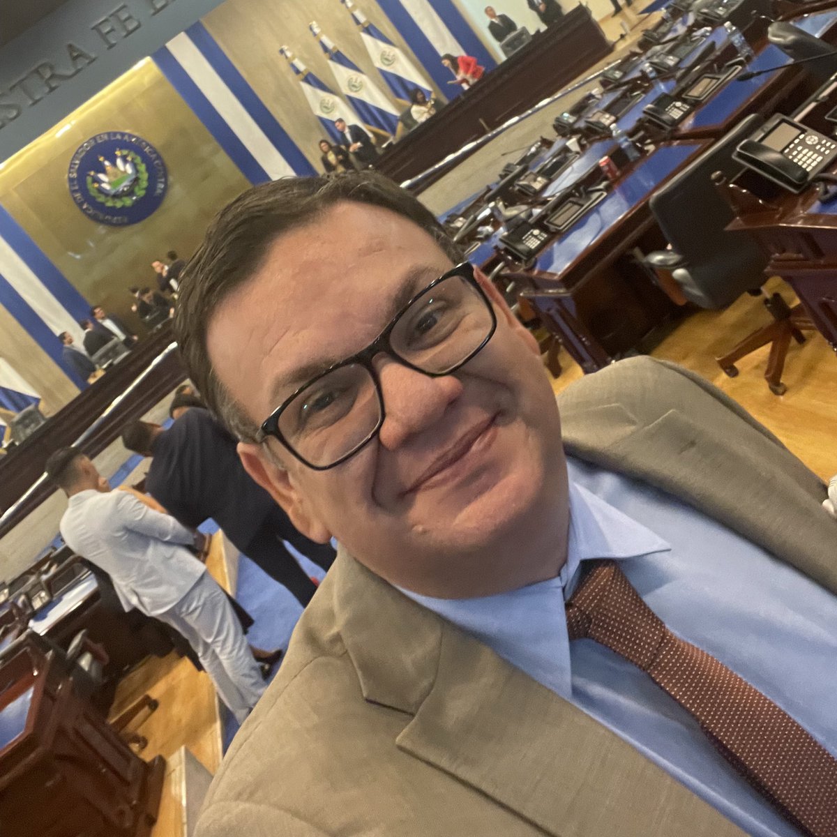 ChrisGuevaraG's tweet photo. Y le doy gracias a Dios de que mi cumpleaños #43 empezó acá trabajando por los salvadoreños.

Algún día este esfuerzo valdrá la pena. https://t.co/gGEwCxALjP