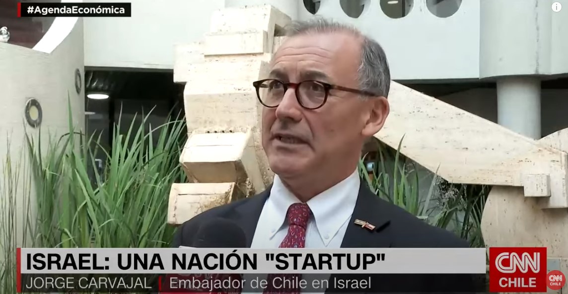 EmbChileIsrael's tweet photo. Israel, Nación StartUp: Embajador Jorge Carvajal explica la necesidad de acercar distintos stakeholders y empresa privada de 🇨🇱  y de  🇮🇱 en Nota de @CNNChile 👇🏾(Minuto⏱️5.27)
#AgendaEconómica #DiplomaciaProfesional
https://t.co/PN35mluwfF https://t.co/zObOS9ESWM
