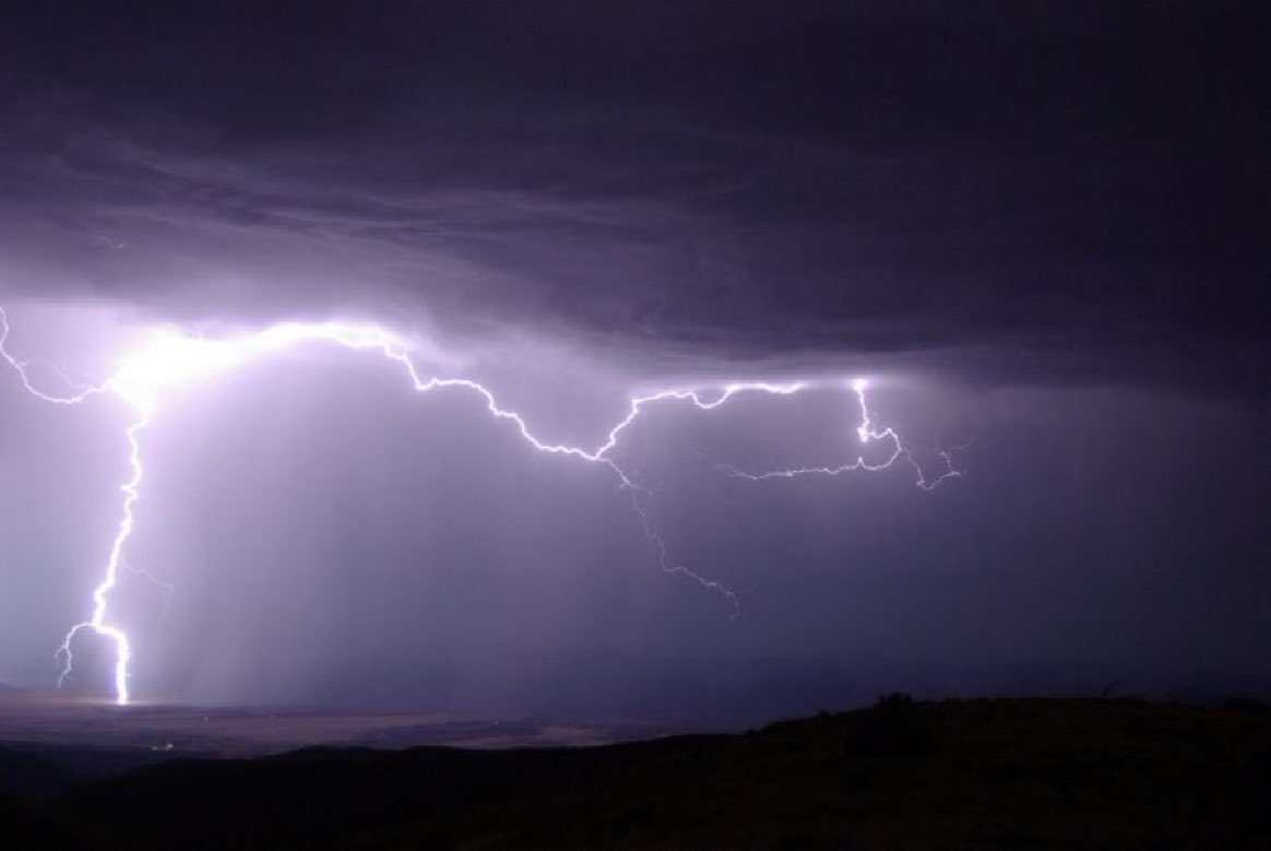 Palabra de hoy: lampo

m. Brillo del relámpago.

En general se aplica para cualquier resplandor pronto y pasajero.

'Esto dura poco, pasa como el lampo de la tormenta'

Emilio Cirugeda Ros, Madrid, 21 de mayo de 1881

#DiccionarioAceytuno #Naturaleza 📚 #Nature 

📷  Beaufort