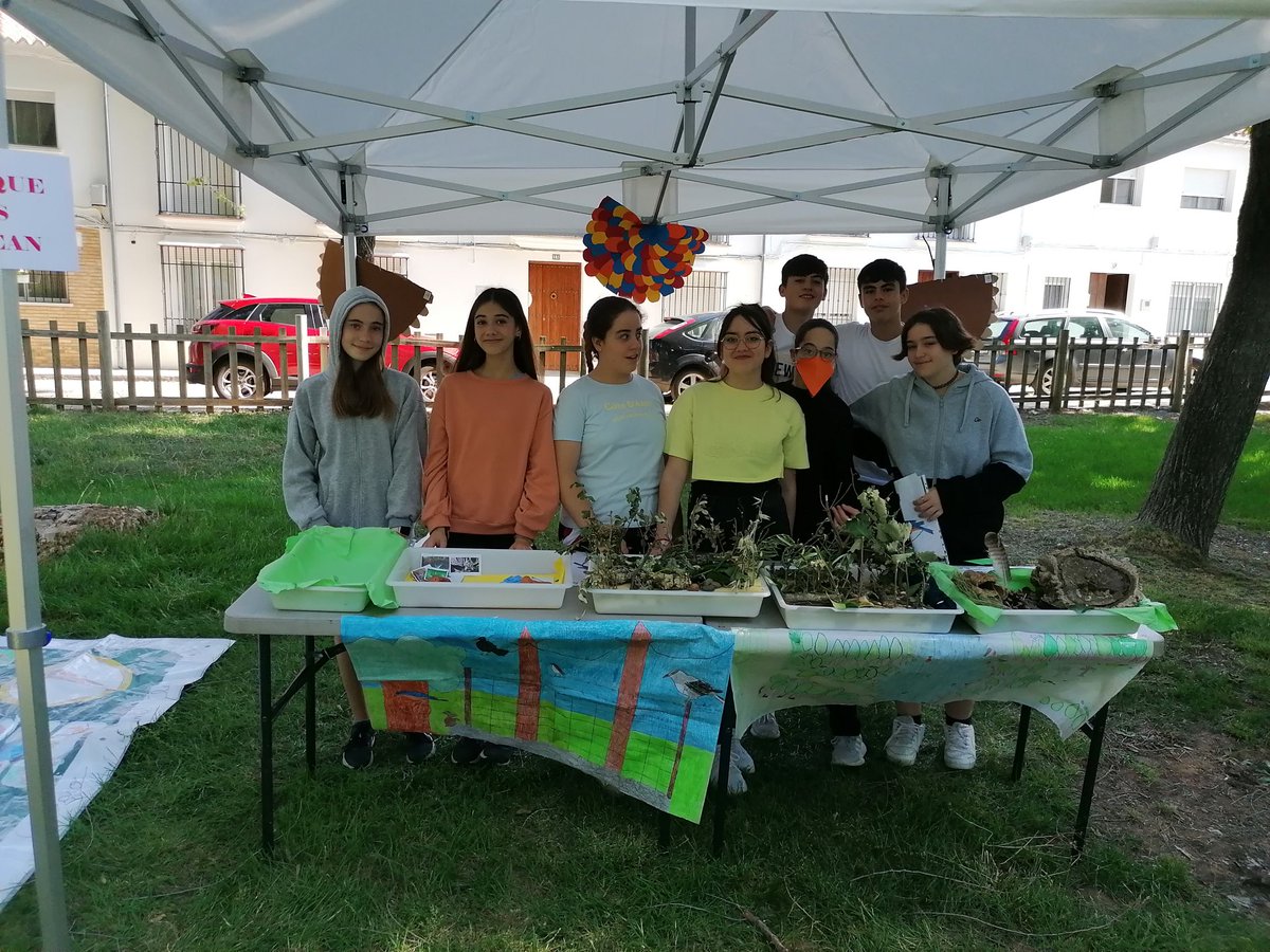 fedcsantaclara's tweet photo. El alumnado de nuestro colegio ha participado en el Día del Medio Ambiente con tres stands: "Minerales y Rocas del Geoparque", "Nuestras aves" y "Océanos en peligro". Con sus explicaciones  han transmitido a tod@s la importancia de conservar la naturaleza.¡Buen trabajo chic@s! https://t.co/AKflmnw8oS