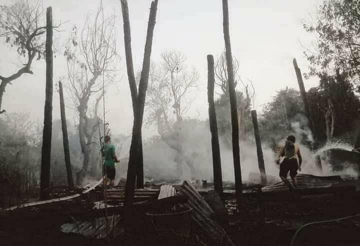yymyanmar's tweet photo. SAC troops set ablaze to about 50 residential properties and plundered the valuable things in their raid to Htansalpin village, Yesagyo Tsp, Magway division on June 4th.  #2023Jun6Coup #HelpMyanmarIDPs #WhatsHappeningInMyanmar https://t.co/VBy4zsKrBR