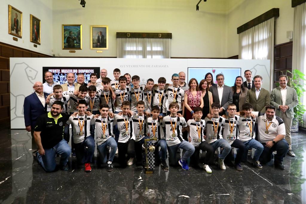 🏆 <a href="/zaragoza_es/">AyuntamientoZaragoza</a> recibió ayer al <a href="/dominicosbm/">Balonmano Dominicos</a>, que este pasado fin de semana se ha proclamado campeón de España Infantil masculino en la fase final que se ha disputado en dos pabellones municipales, el CDM Torrero y el CDM Perico Fernández.

Lee la noticia: tinyurl.com/ys9bwztx