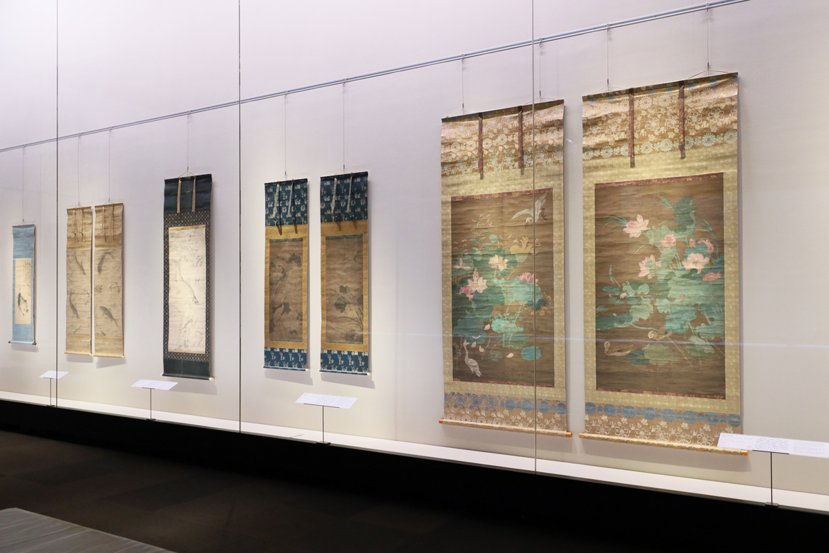 水鳥が泳ぎ蓮の咲く池の風景は子孫繁栄、立身出世を象徴する画題です