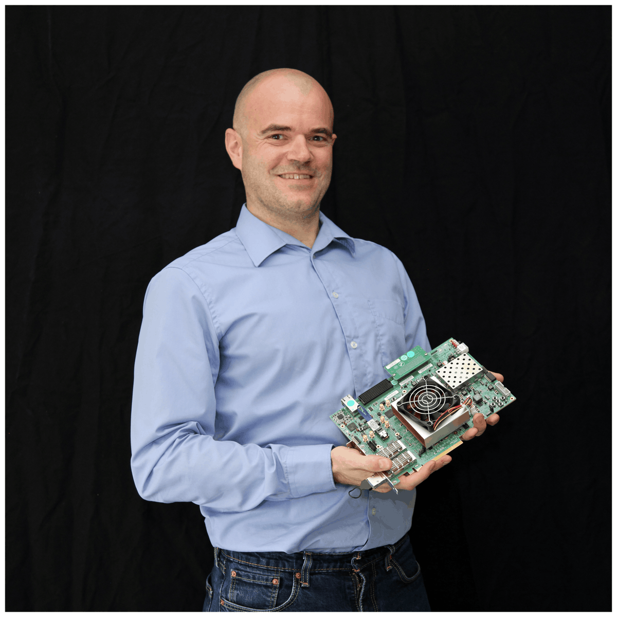 <a href="/belle2collab/">Belle II Experiment</a> Die Analyse wurde von zwei Wissenschaftlern des <a href="/DESY/">DESY (Deutsch)</a> und des <a href="/KITKarlsruhe/">Shmoopy</a> geleitet. Auch wenn es noch keinen Hinweis auf dunkle Higgs Bosonen gab, sind sich Sascha Dreyer und <a href="/torbenferber/">Torben Ferber</a> sicher: "Es ist nur eine Frage der Zeit, bis wir der dunklen Materie auf die Spur kommen"