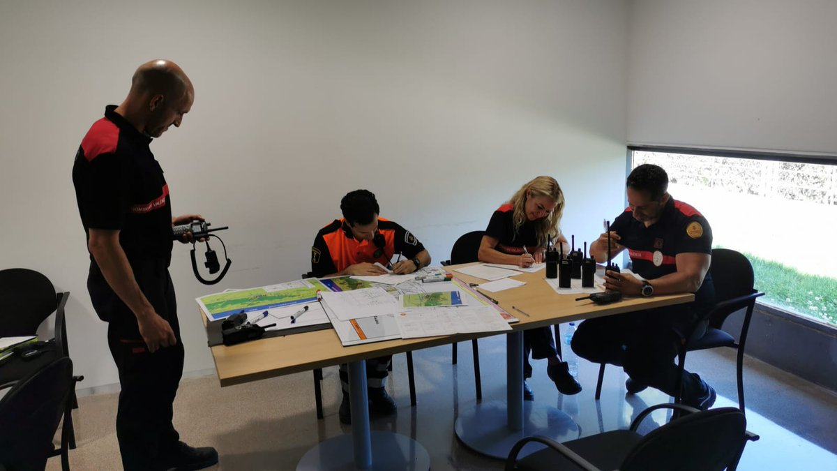 bomberosvlc's tweet image. #PrevencióVLC
#formaciócontínua
Simulacres d&apos;intervenció d&apos;Incendi 🔥 Forestal al Parc Natural de la Devesa del Saler per a les cinc Subunitats Operatives 🚒
Coneixement de l&apos;entorn i recursos 🌲
Constitució del PMA i Coordinació 📡
@AjuntamentVLC