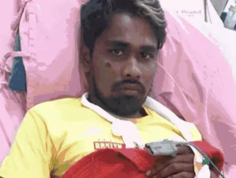 DainikBhaskar's tweet photo. ओडिशा ट्रेन हादसा, लाशों के बीच पड़ा रहा जिंदा शख्स: लोगों ने मरा समझकर मुर्दाघर में रखा, होश आया तो हाथ हिलाकर बताया- जिंदा हूं
https://t.co/qr4NIDSzr1 
#OdishaTrainAccident https://t.co/LVB7KWoBqA