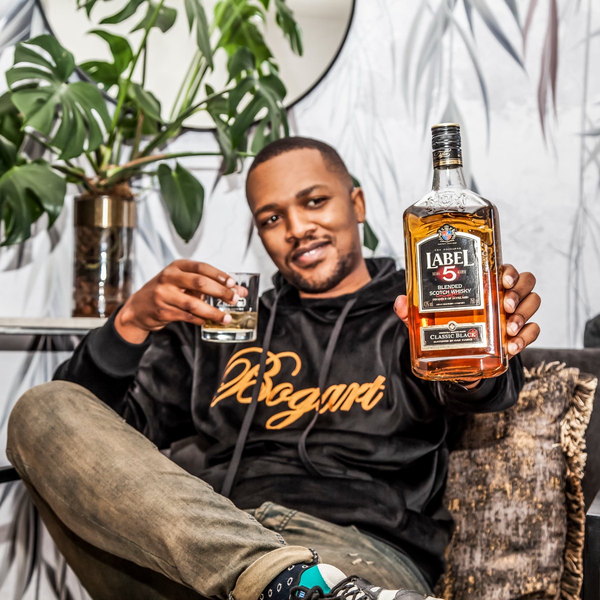 liquorcitysa's tweet photo. Li-whiskeys tsa rona ke tsa #boleng👌🏾🥃 We only import the BEST of the VERY BEST. Na u lekile LABEL 5 Classic Black Blended #Scotch Whisky? It's delightfully smooth with subtle smoke influences and a delicate fruity character. E leke! #Wednesday #Laboraro #whisky https://t.co/FWvXRNGhOO