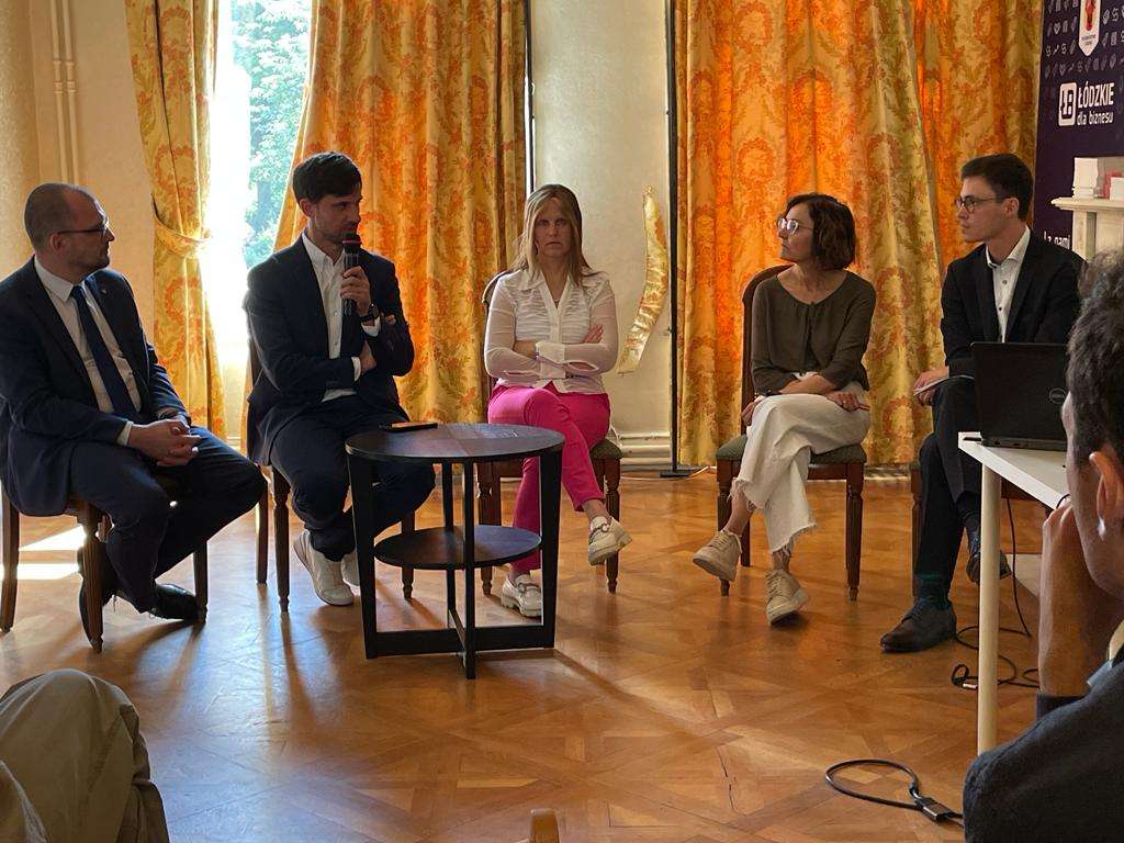 patryk_bialas's tweet photo. Kiedy na spotkaniu LOOP #EUGreenWeek23 Partner Event, na dyskusji panelowej "Building a circular value chain for insulation materials from fridges and construction – involvement of regional stakeholders" wyjaśniasz budowanie regionalnego zaangażowania partnerów dla @Circular_Foam https://t.co/nKHf1xCEuh