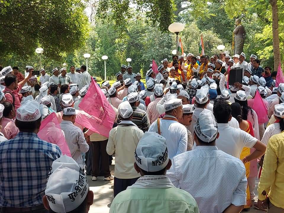 7वें दिन की पेंशन यात्रा अल्फ्रेड पार्क में शहीद चंद्रशेखर आजाद की मूर्ति पर माल्यार्पण करते हुए बंधु.
#NPSनिजीकरणभारतछोड़ोयात्रा
#vijaykumarbandhu 
#NMOPS
<a href="/vijaykbandhu/">Vijay Kumar Bandhu</a>
#NPSनिजीकरणभारतछोड़ो
#RestoreOldPension
#पुरानी_पेंशन_बहाल_करो
#पुरानी_पेंशन_के_लिए_संघर्ष_जारी_रहेगा
