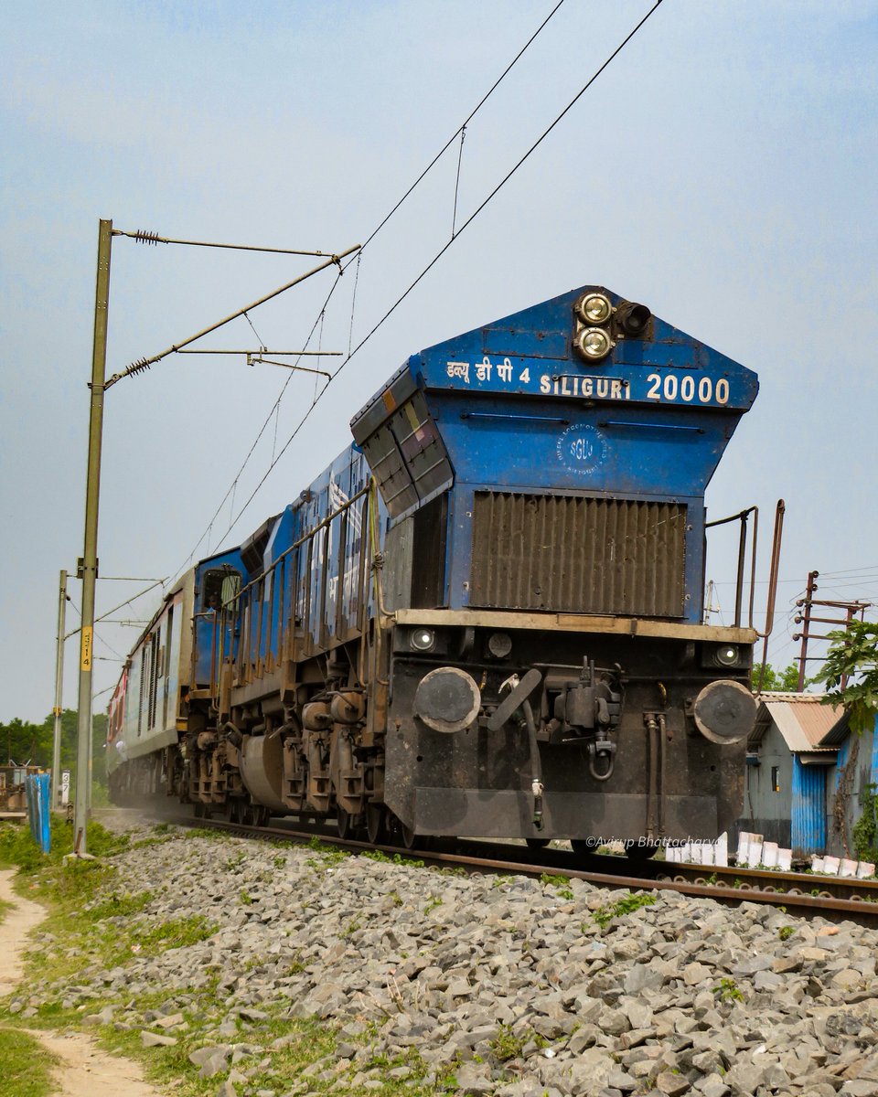 NFR_Enthusiasts's tweet photo. #Siliguri WDP4 #20000 taking it's entry at #MaldaCourt Railway Station with 05772 #KatiharJunction - #MaldaCourt Passenger Special...

📸: @Avirup14056 
#NFRailEnthusiasts

@drm_kir @RailNf @RailMinIndia @RailwaySeva https://t.co/99cS25CIXP