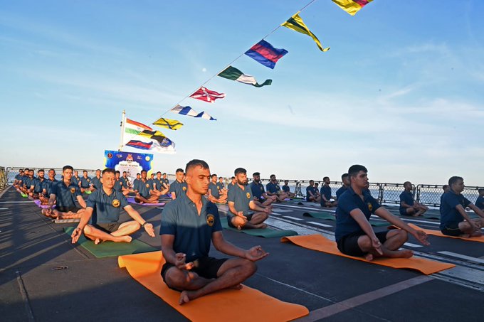 In the lead up to #IDY23, INS Satpura, deployed to Makassar for IFR and 4th MNEK undertook Yoga onboard, spreading the message of the benefits of yoga towards leading a healthy lifestyle.