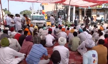 #Haryana : कुरुक्षेत्र के शाहाबाद में सूरजमुखी के बीज के न्यूनतम समर्थन मूल्य की मांग को लेकर किसानों का विरोध प्रदर्शन जारी है।

#MSPPrice #KisanProtest #Kurukshetra