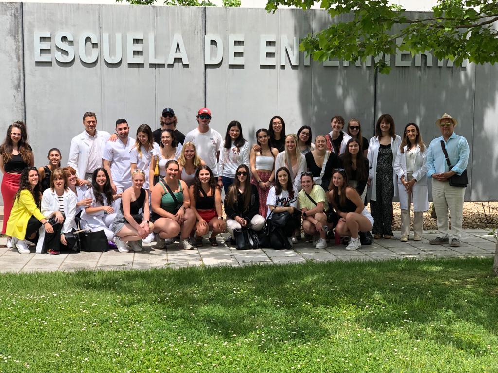 EnfermeriaZA's tweet photo. Visita a nuestra Escuela  de un grupo de estudiantes americanos de enfermería de la Universidad de Viterbo,  Wisconsin (Estados Unidos), que se encuentran en nuestra ciudad hasta el próximo día 14 de junio. https://t.co/3XKx6dMQOt