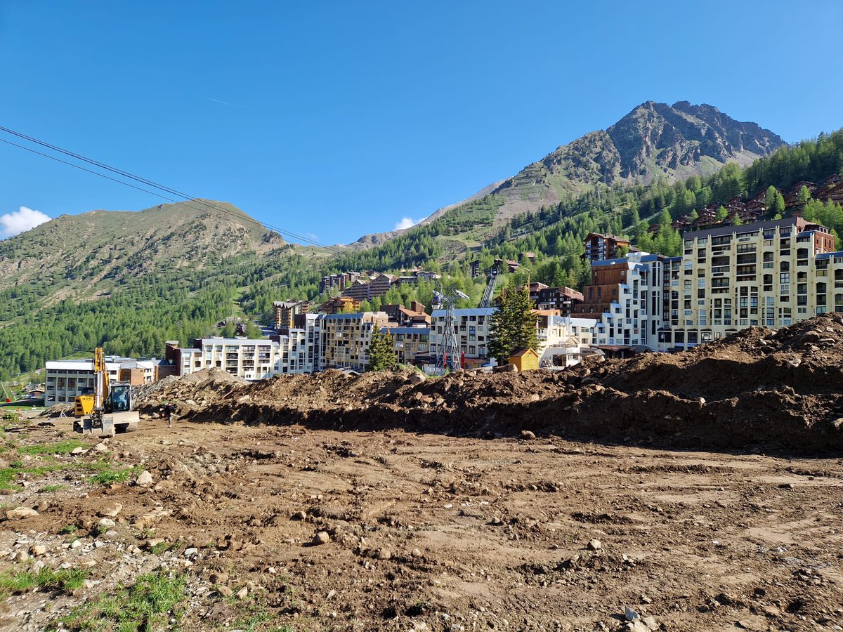 lesstationsnca's tweet photo. 🔴 En direct d’@isola2000_offiel
Le #FrontdeNeige profite de l’intersaison pour se refaire une beauté ✨
Démantèlement du téléski, terrassement : la saison 2023/2024 vous réserve de nombreuses #surprises 🎁
@lesstationsnca
@cestrosi
@metropolenca https://t.co/IzKCUGZtVE