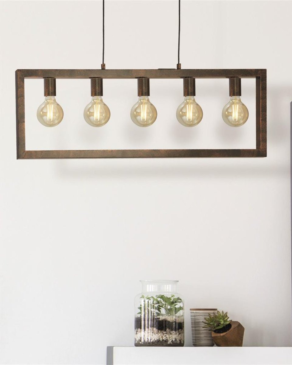 An eye-catching rustic bar pendant light. With 5 lights set within a rustic brown rectangular frame suspended from a matching ceiling plate. 

lightingcompany.co.uk/oblong-rustic-…

#ceilinglight #ceilingpendant #pendantbar #rusticlighting #rusticlight