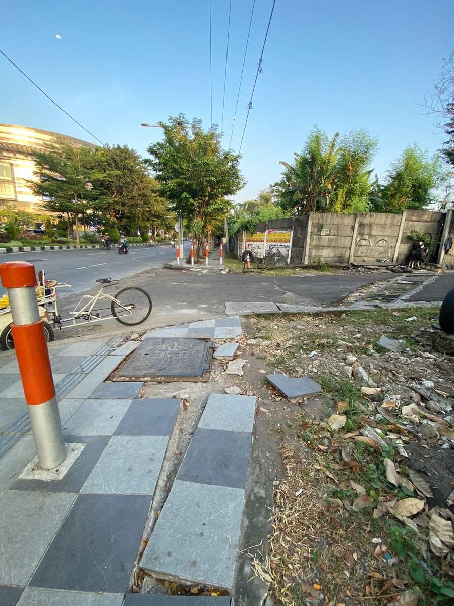 TriAmbarwatie's tweet photo. Gak bahaya tah? 😬 #Infrastruktur #pedestrian #zebracross #kotasurabaya https://t.co/lCE16Ec9Mf